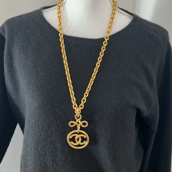 CHANEL RARE Gold plated necklace chain 27”, CC logo 3” - Picture 4 of 8